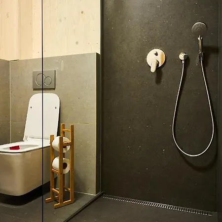 Cosy 1-bedroom With Free Parking 아파트